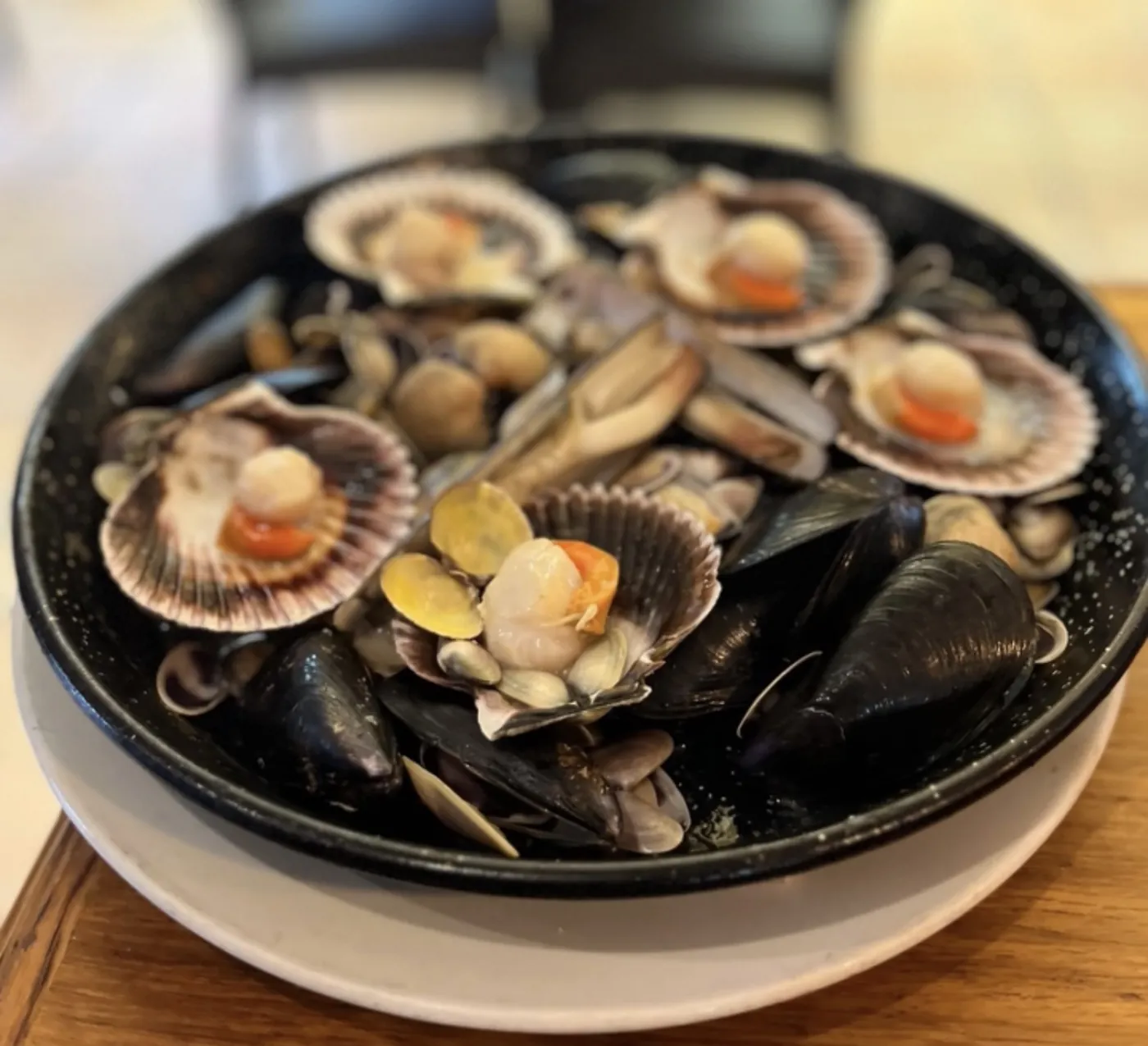 Bandeja de frutos del mar con mejillones, almejas y gambas