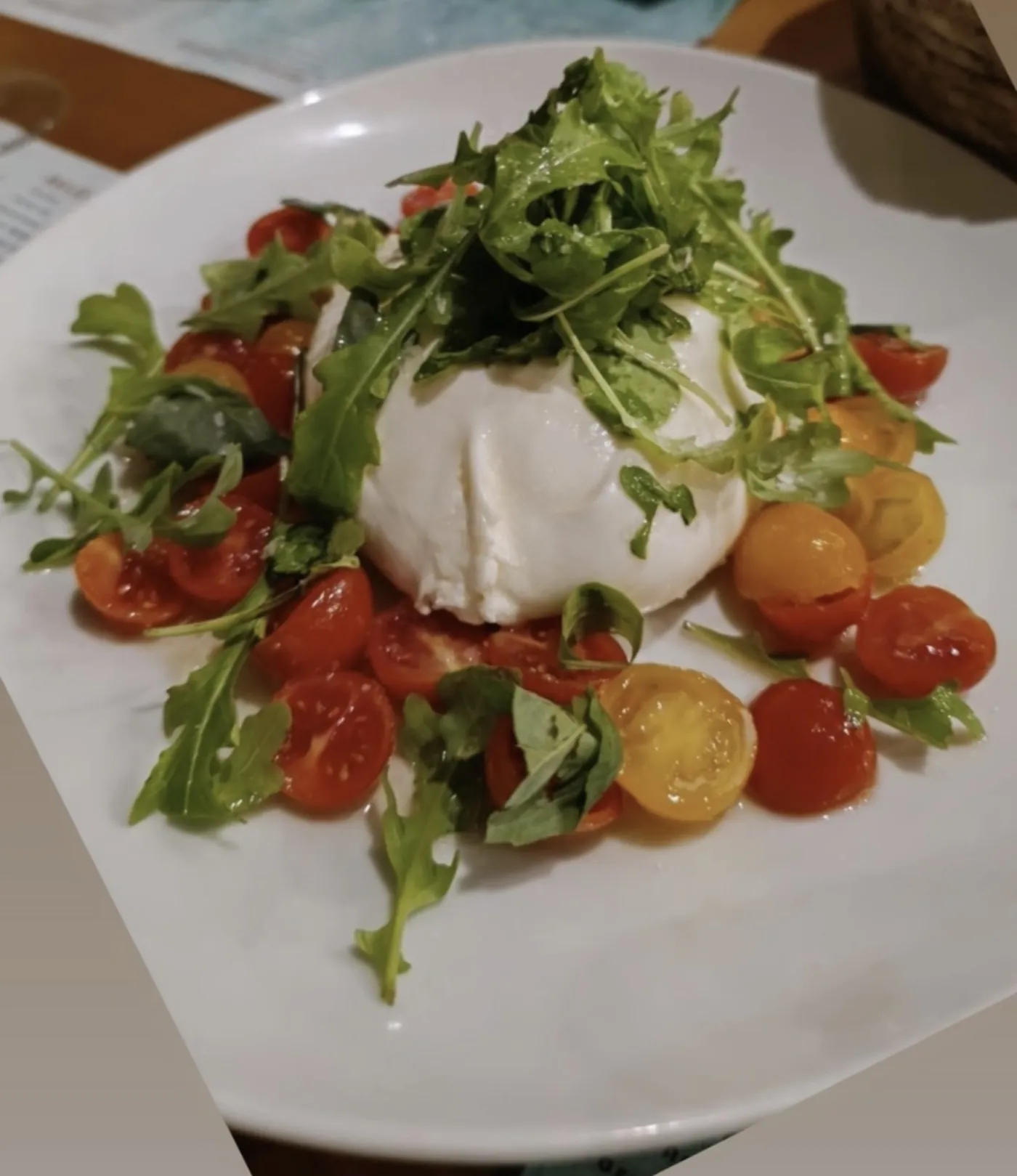 Ensalada de burrata con pesto y tomate