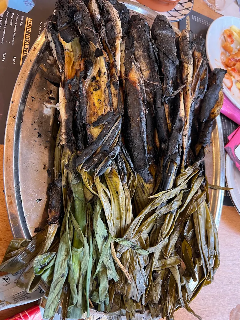 Bandeja de calçots a la brasa