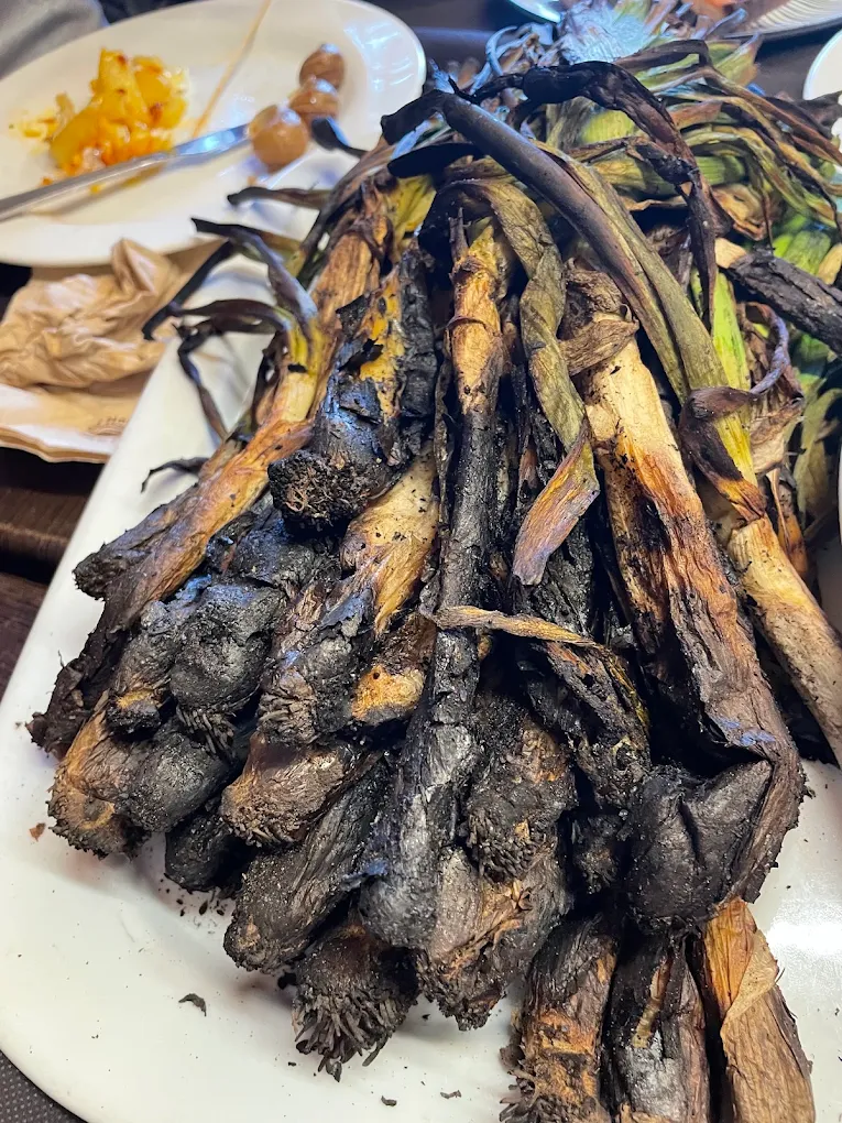 Calçots recién sacados de la brasa
