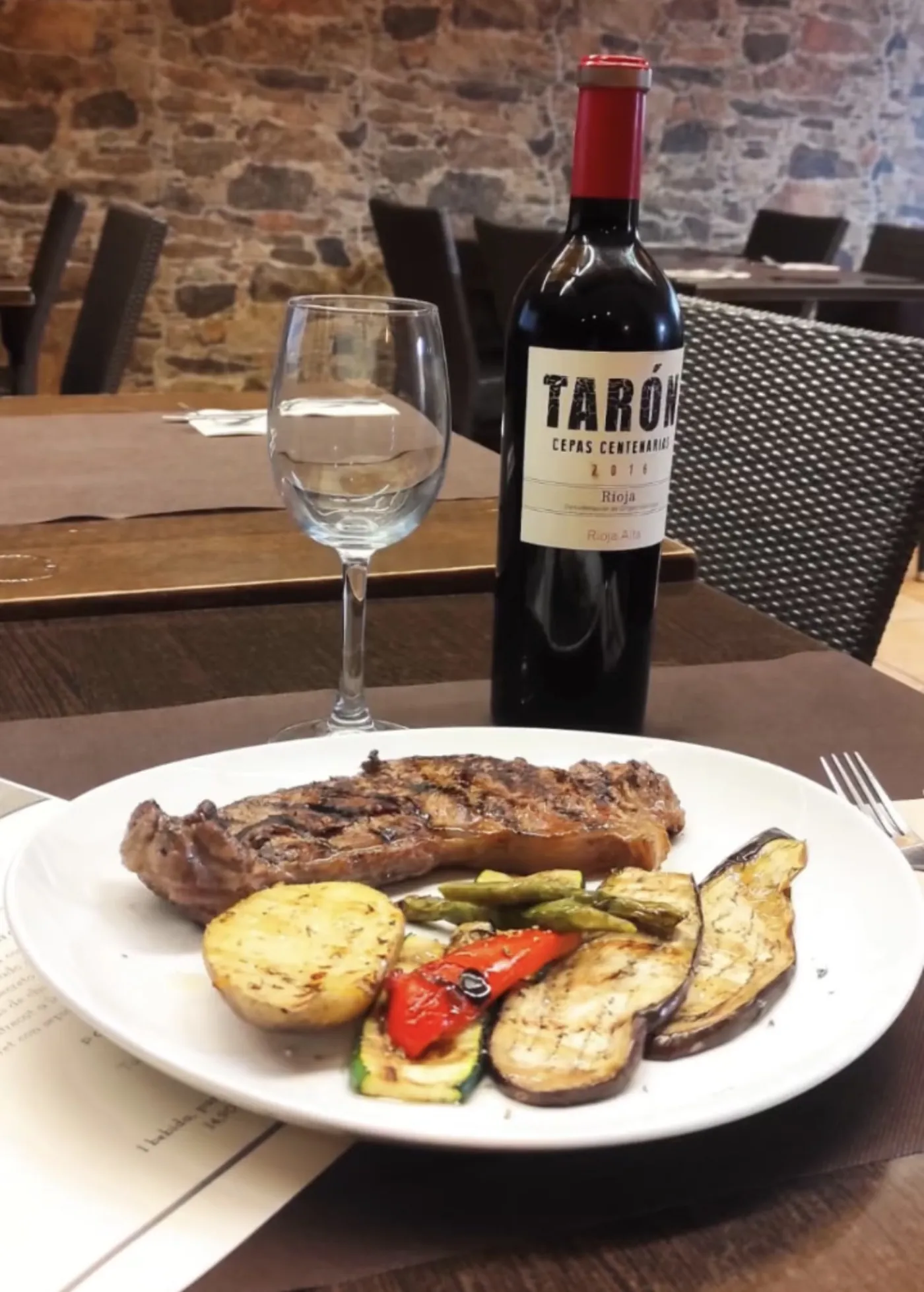 Entrecot a la brasa con verduras y copa de vino tinto