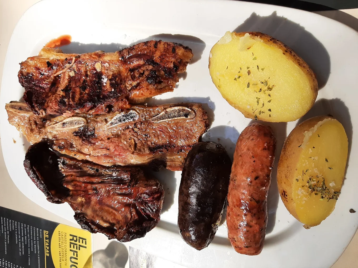Parrillada de carne a la brasa con butifarra, morcilla y patata