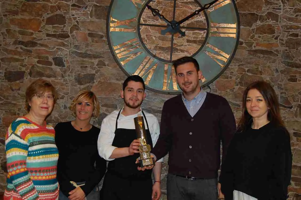 El equipo de El Refugio con el premio Tenedor de Oro 2018 a mejor bar restaurante